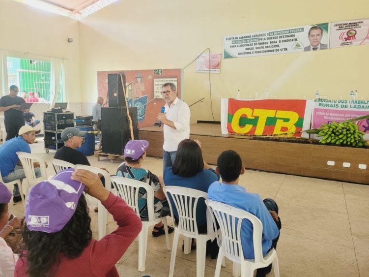 Doação de ônibus aos trabalhadores rurais marca as comemorações do Dia Internacional da Mulher em Ladainha